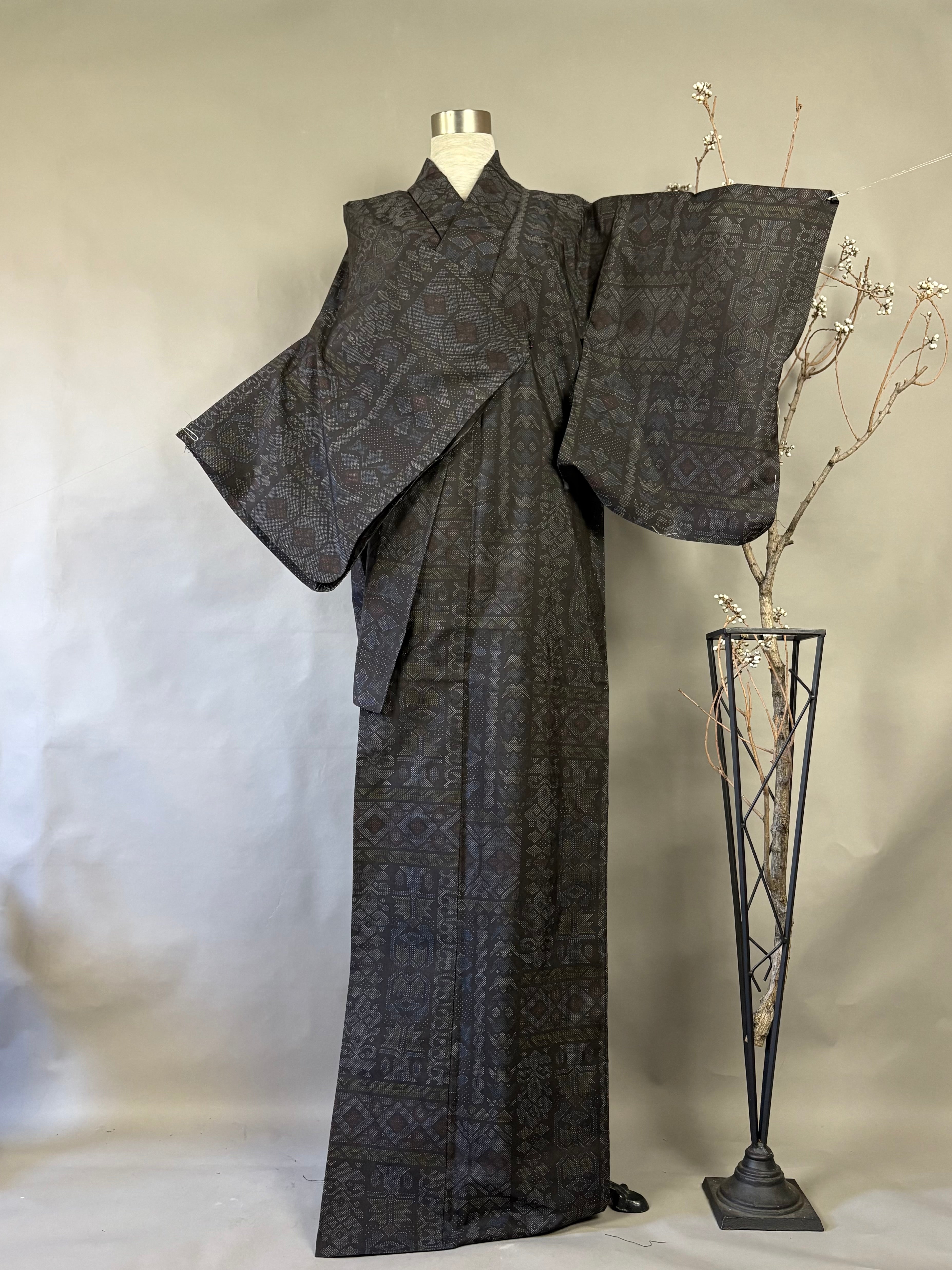 着物リメイク(*´ω｀*）ハンドメイド　雰囲気いい!粋な縦縞 ワンピース＊М~ L 程度/ミニコサージュ付 ☆ 浴衣リメイク 縞に花柄 前タック パフ袖ブラウス ♪ | iichi 日々の