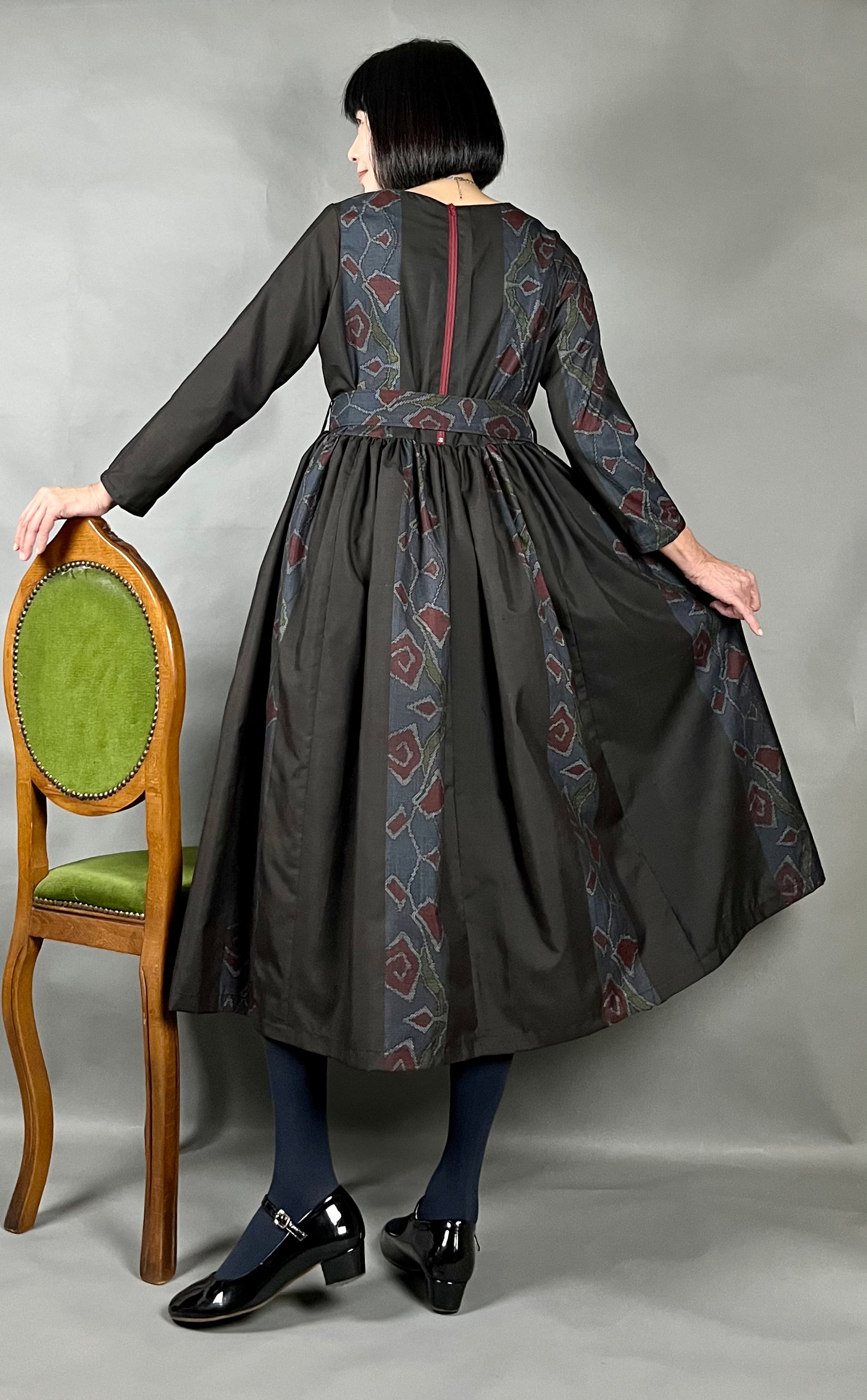 大島紬】着物リメイク薔薇ラインワンピースドレス – JAPON YOKO 大島紬】着物リメイク薔薇ラインワンピースドレス – JAPON YOKO