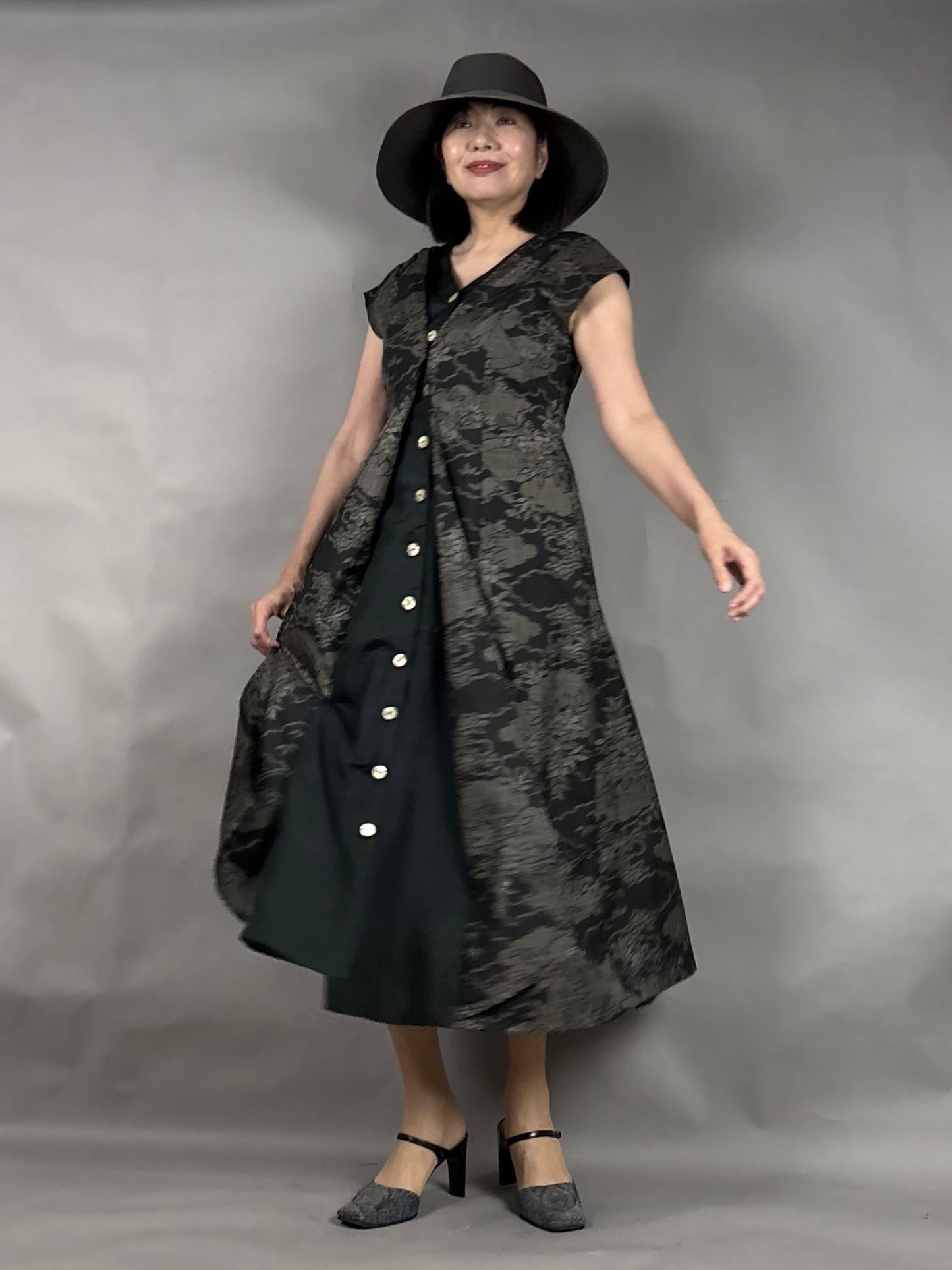 【大島紬】伝統を纏う 泥大島紬×黒銘仙のフロント比翼デザインドレス