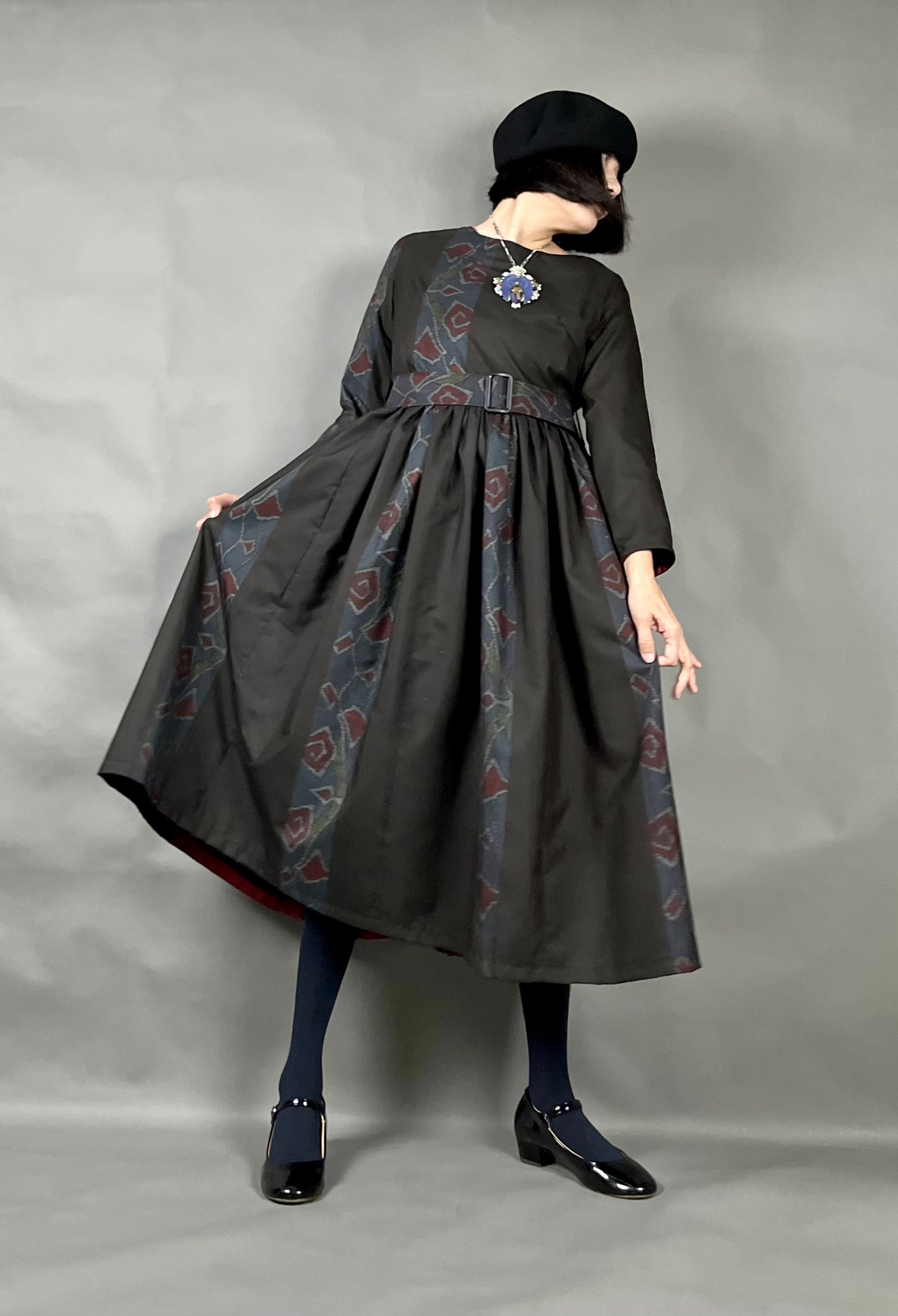 LL 着物リメイク 正絹 黒系渋め大島紬 フリル袖ゆったりワンピース 大島紬】着物リメイク薔薇ラインワンピースドレス – JAPON YOKO