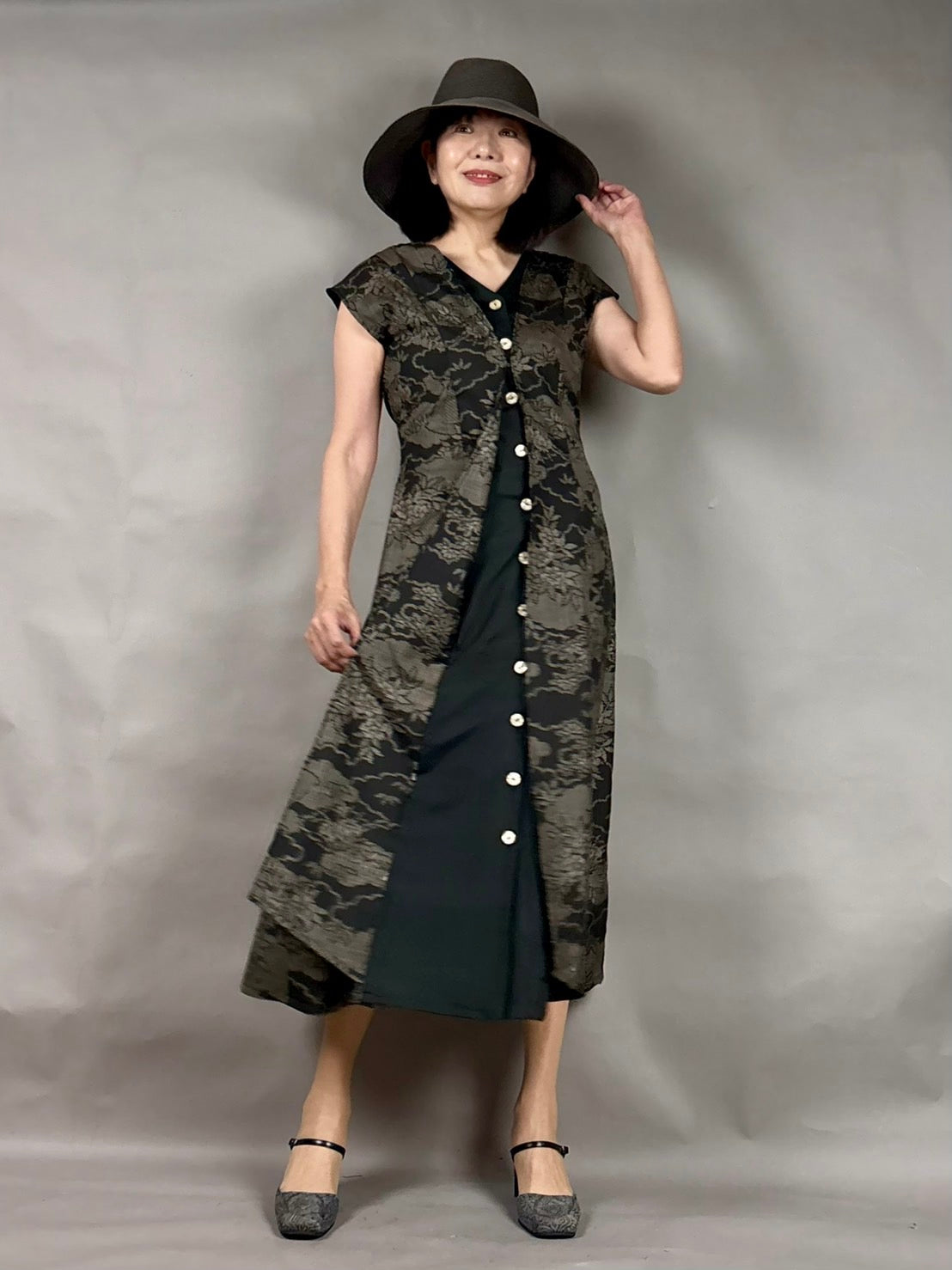【大島紬】伝統を纏う 泥大島紬×黒銘仙のフロント比翼デザインドレス