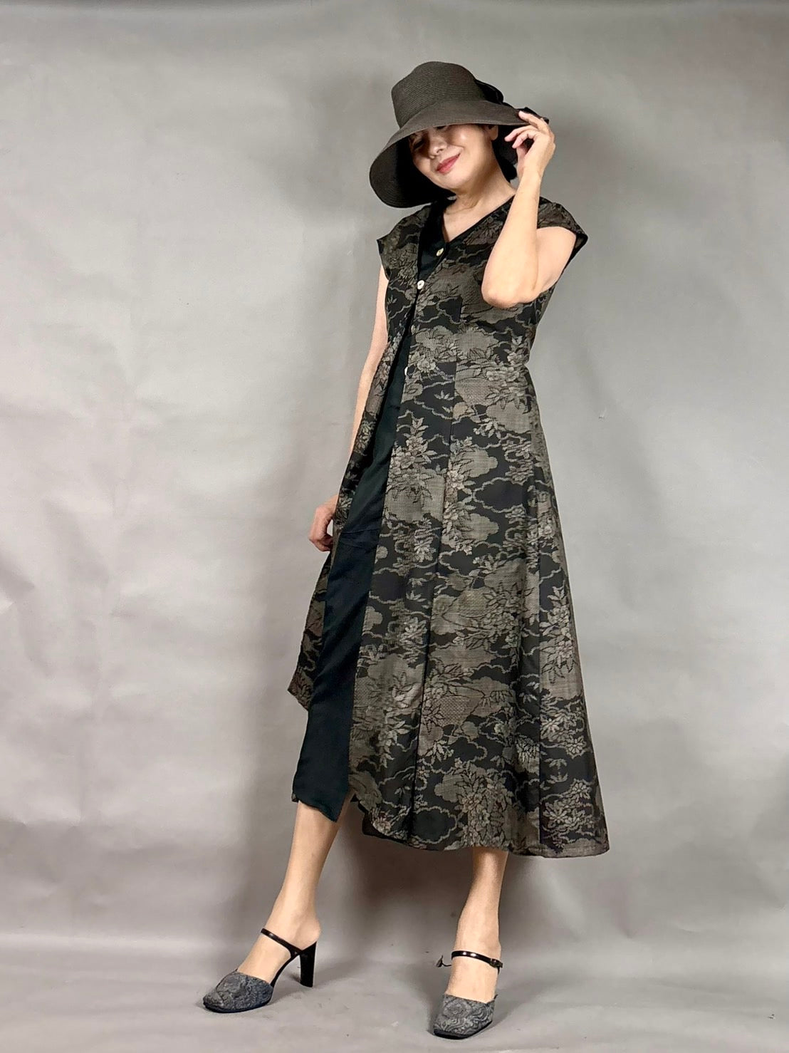 【大島紬】伝統を纏う 泥大島紬×黒銘仙のフロント比翼デザインドレス