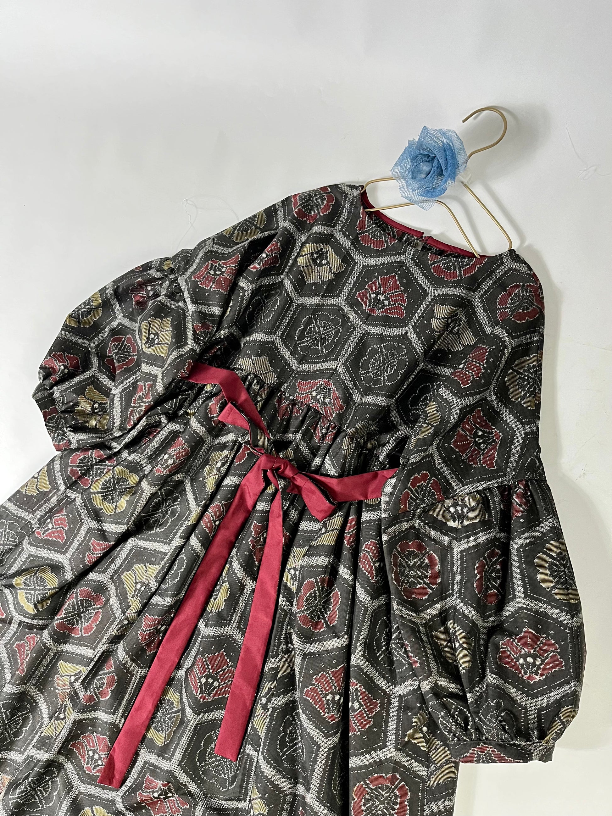 着物リメイク ワンピース 大島紬 ウエストギャザー 亀甲柄 青紺系 七分 着物リメイク ワンピース 大島紬 ウエストギャザー 亀甲柄 青紺系 七分