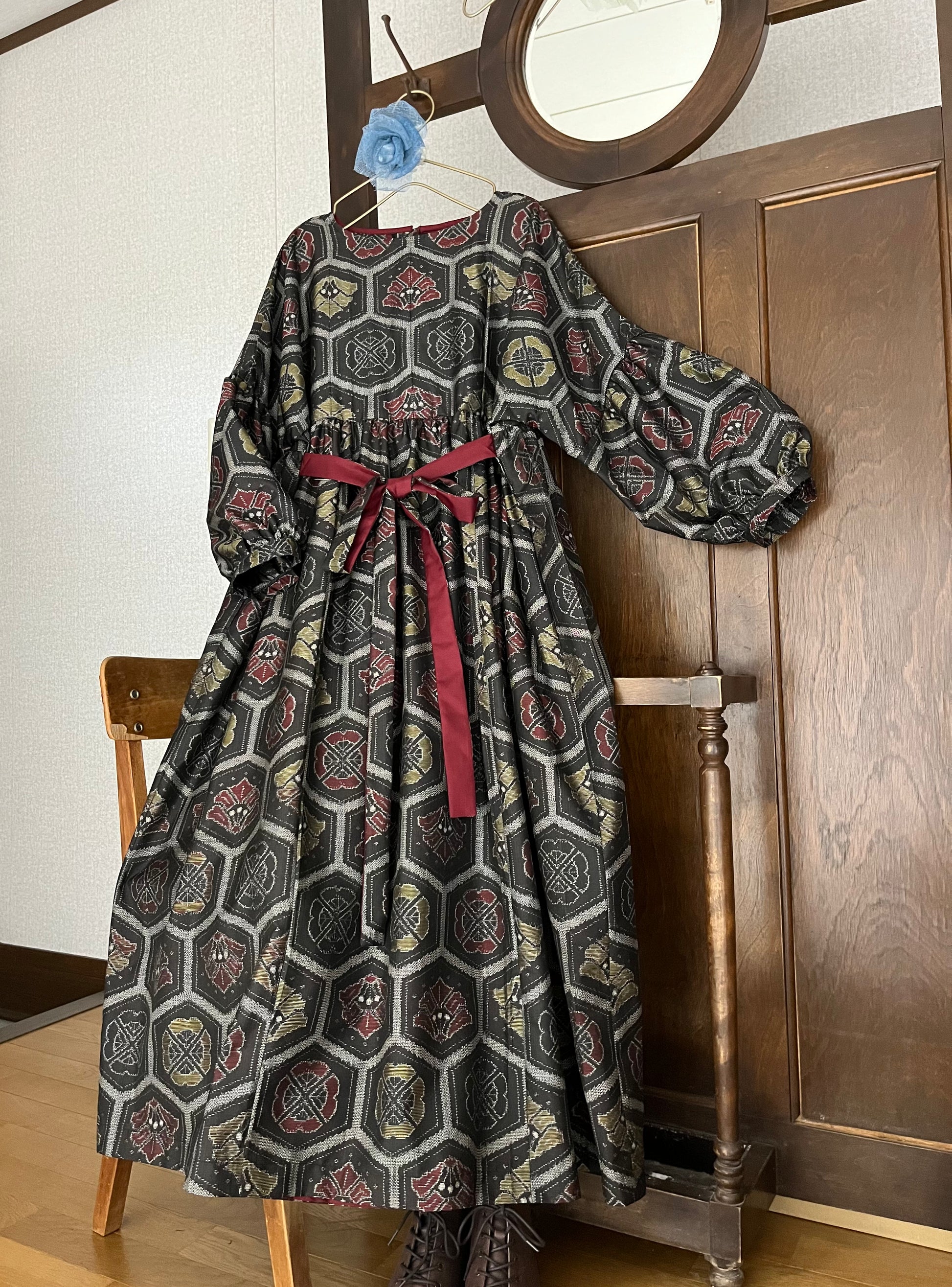 大島紬】亀甲華紋着物リメイク「ふんわりリボンワンピースドレス 大島紬】亀甲華紋着物リメイク「ふんわりリボンワンピースドレス
